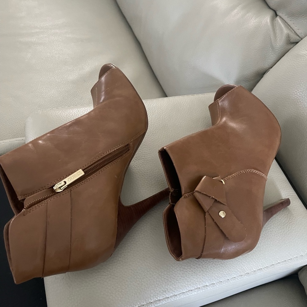 Guess - Picture 4 of 10